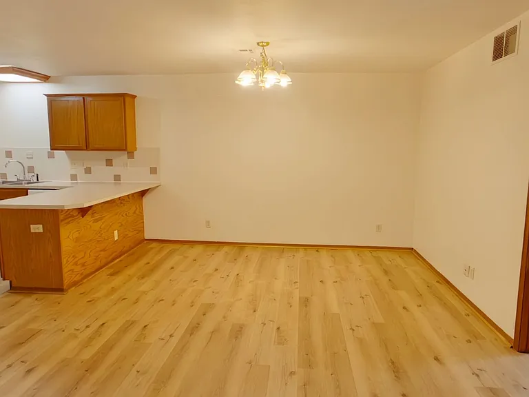 611 S Mount Carmel St — Photo 4