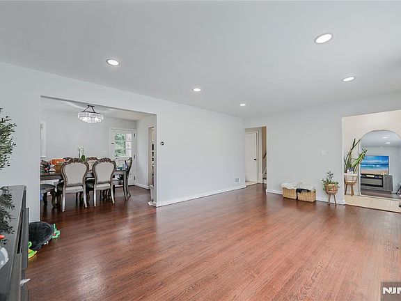 4th image of 270 Glen Ave