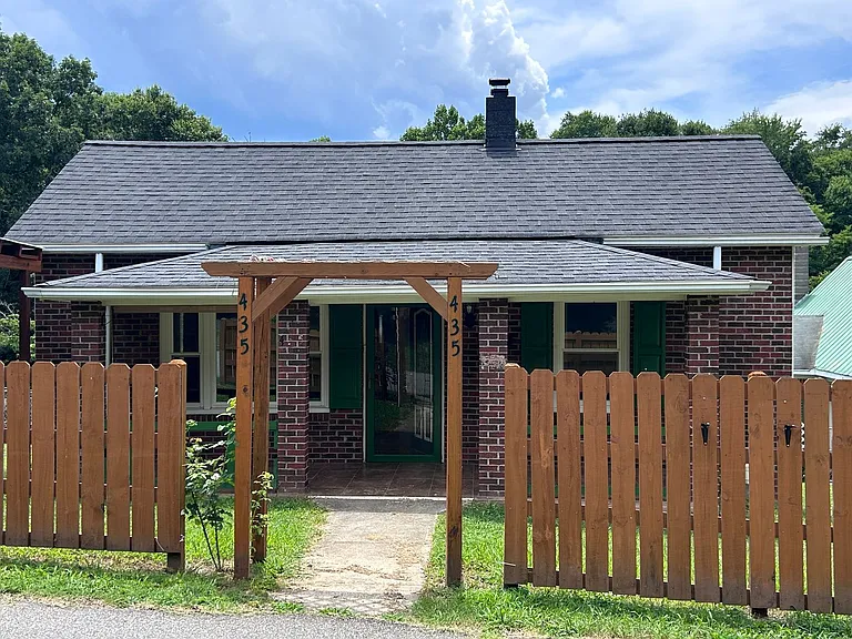 435 Lawrence St — Photo 21