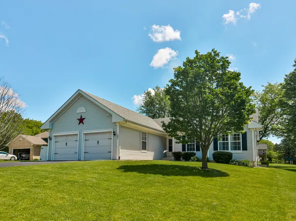 121 Queensbury Pl NE, Poplar Grove, IL 61065