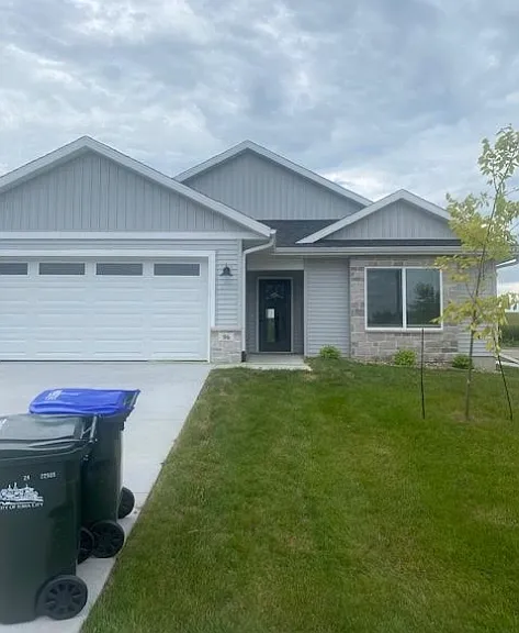 96 Huntington Dr — Photo 1