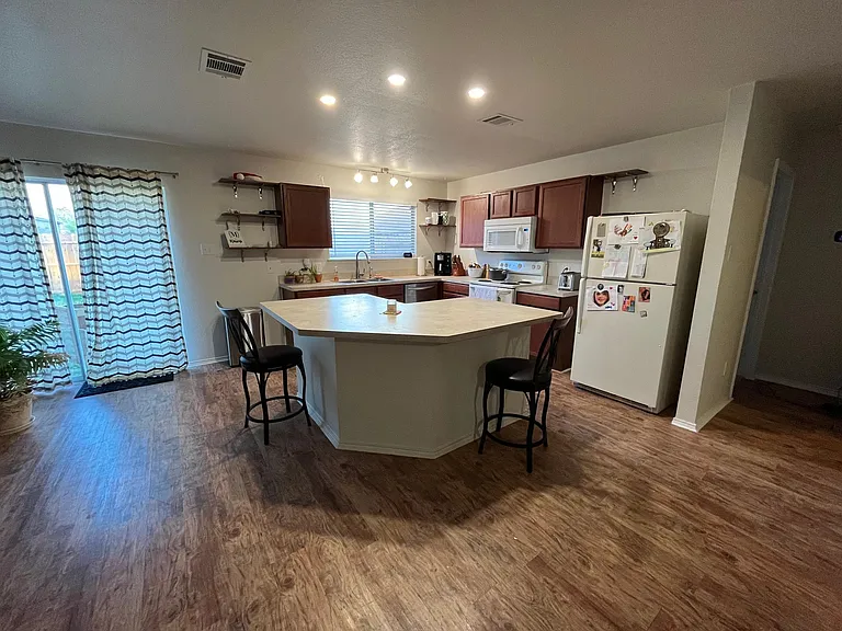 414 Spurlock Dr — Photo 3