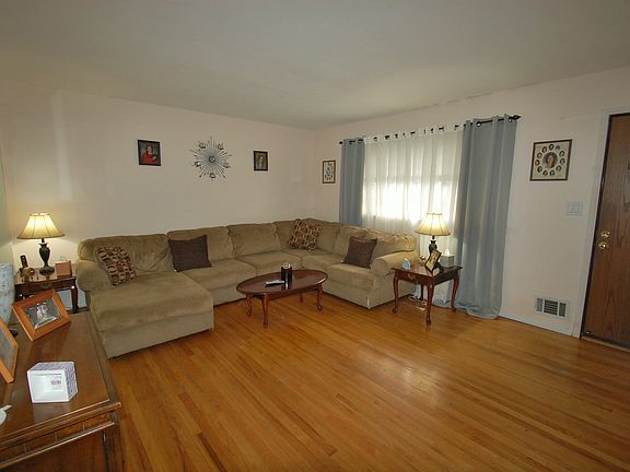 5th image of 568 Bamford Ave