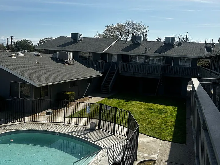 1115 W Simpson Ave — Photo 2