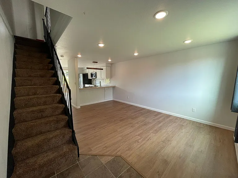 1820G5 Larch St — Photo 4