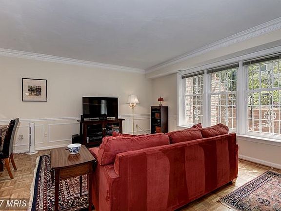 Living Room (2 of 4)