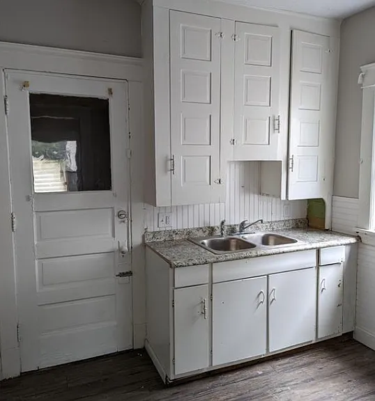 10401 Bernard Ave — Photo 1