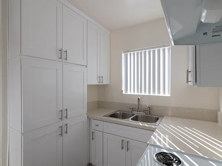 8123 - Sepulveda Apartments — Photo 17