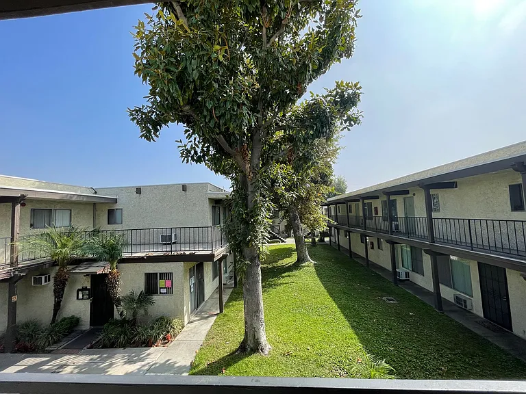 STUNNING APARTMENT! GREAT LOCATION! POOL PROPERTY — Photo 6