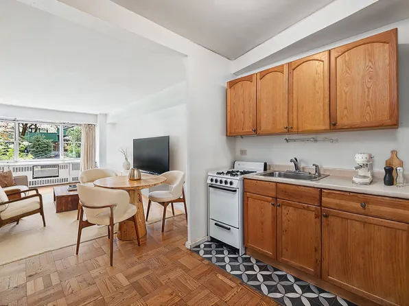 333 East 46th Street image 3 of 4