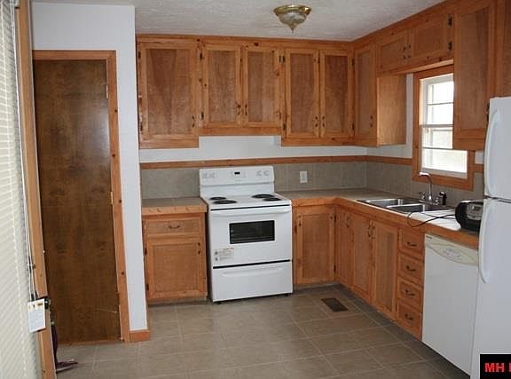 5th image of 904 N Panther Ave