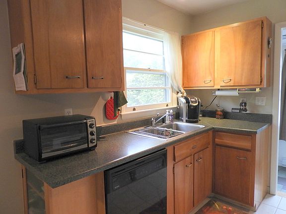5th image of 28 Hillcrest Ave