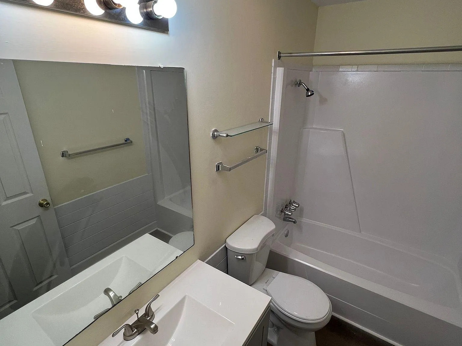 2 bed, 900 sqft, $1,050 — Photo 2