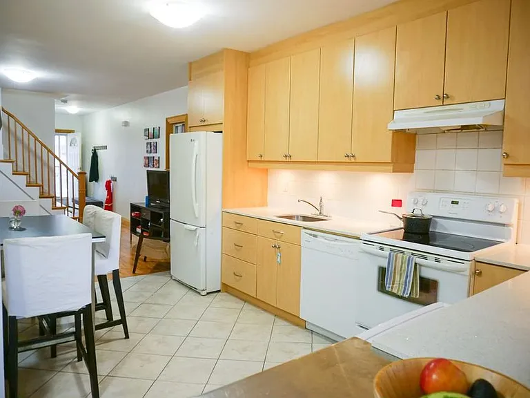 35 Hallam St — Photo 4