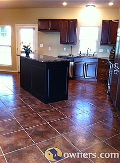 Large Open Kitchen w Granite Tops