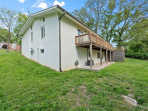 5th image of 1107 S Shawnee Blvd