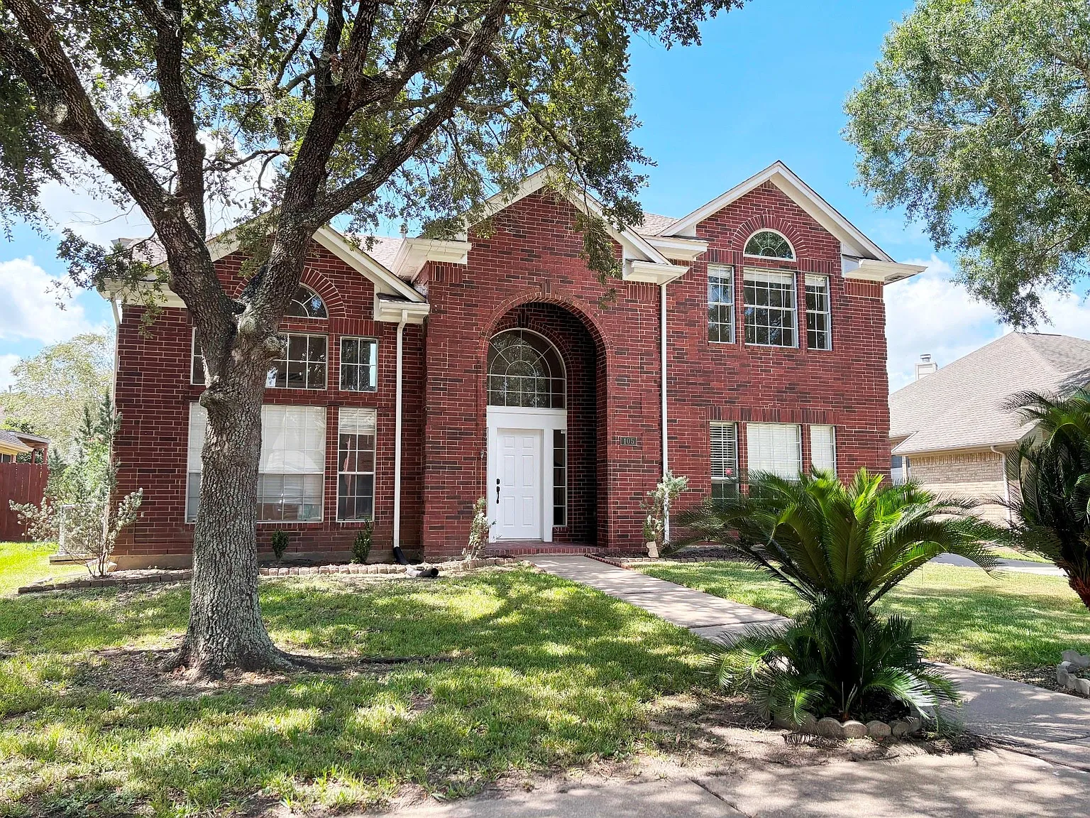 3 bed, 2.5 bath, 2358 sqft, $2,350 — Photo 1