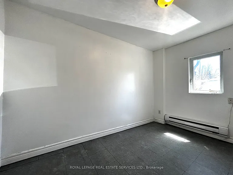 5219 Broughton Cres #IN-LAW ON MAI — Photo 12
