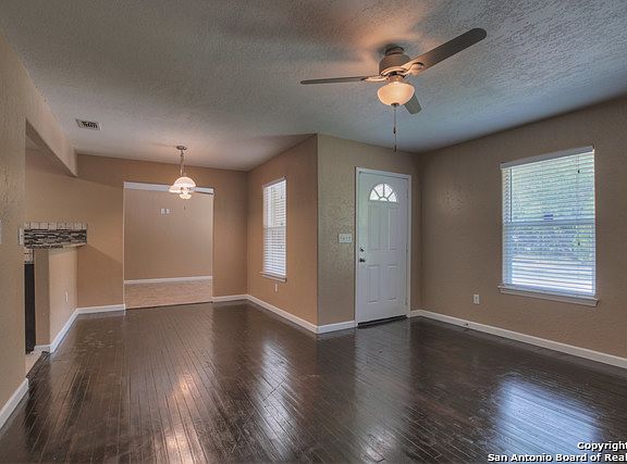 4th image of 406 Marchmont Ln