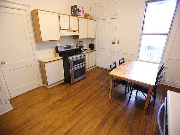 3rd image of 1136 W Wellington Ave #2