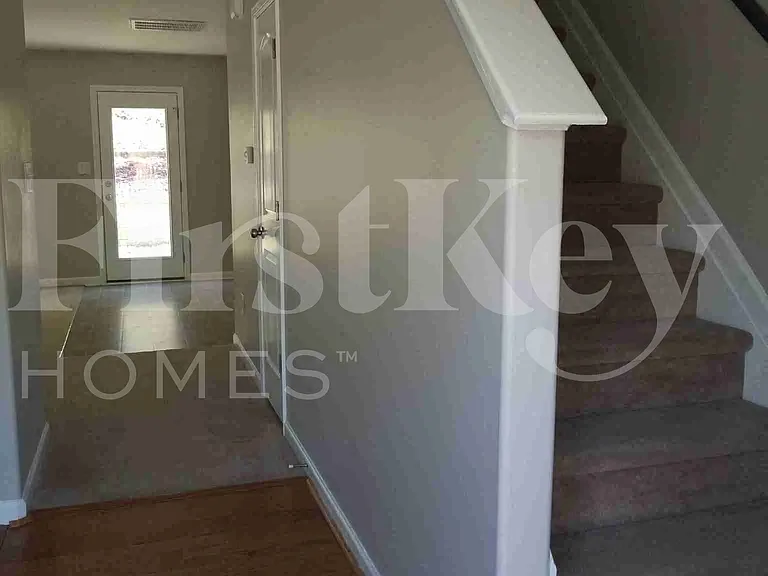 901 Leatherstone Ln — Photo 4