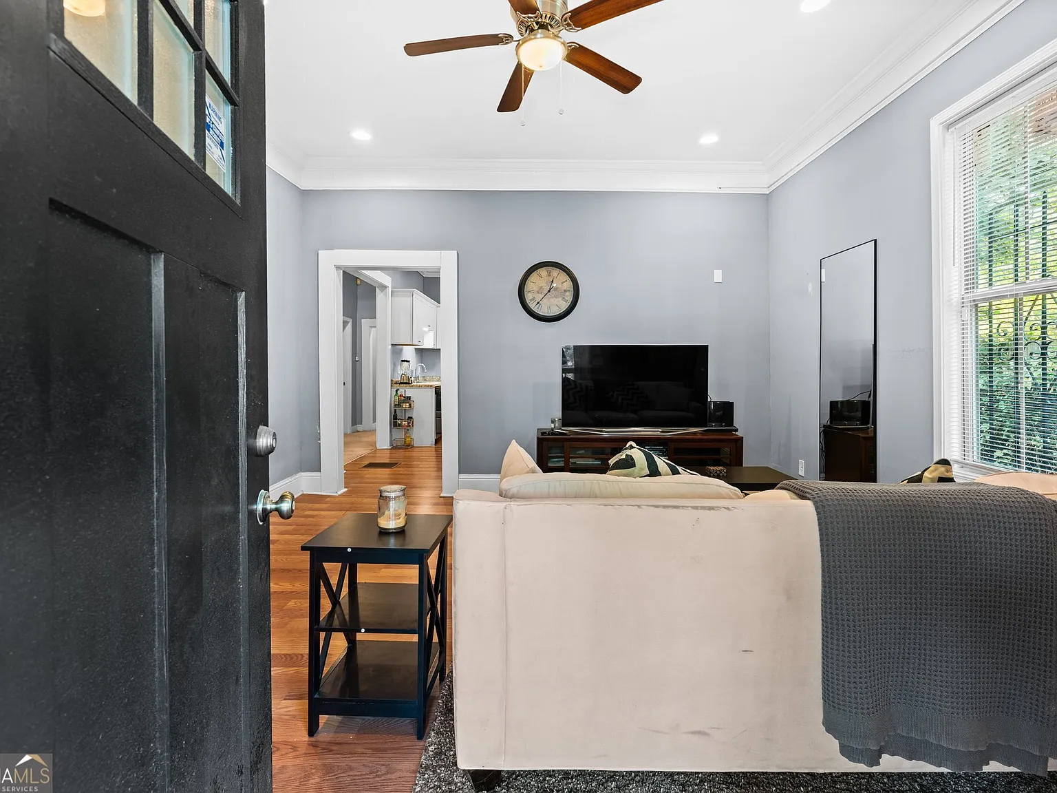 3 bed, 2.0 bath, 1800 sqft, $2,000 — Photo 2