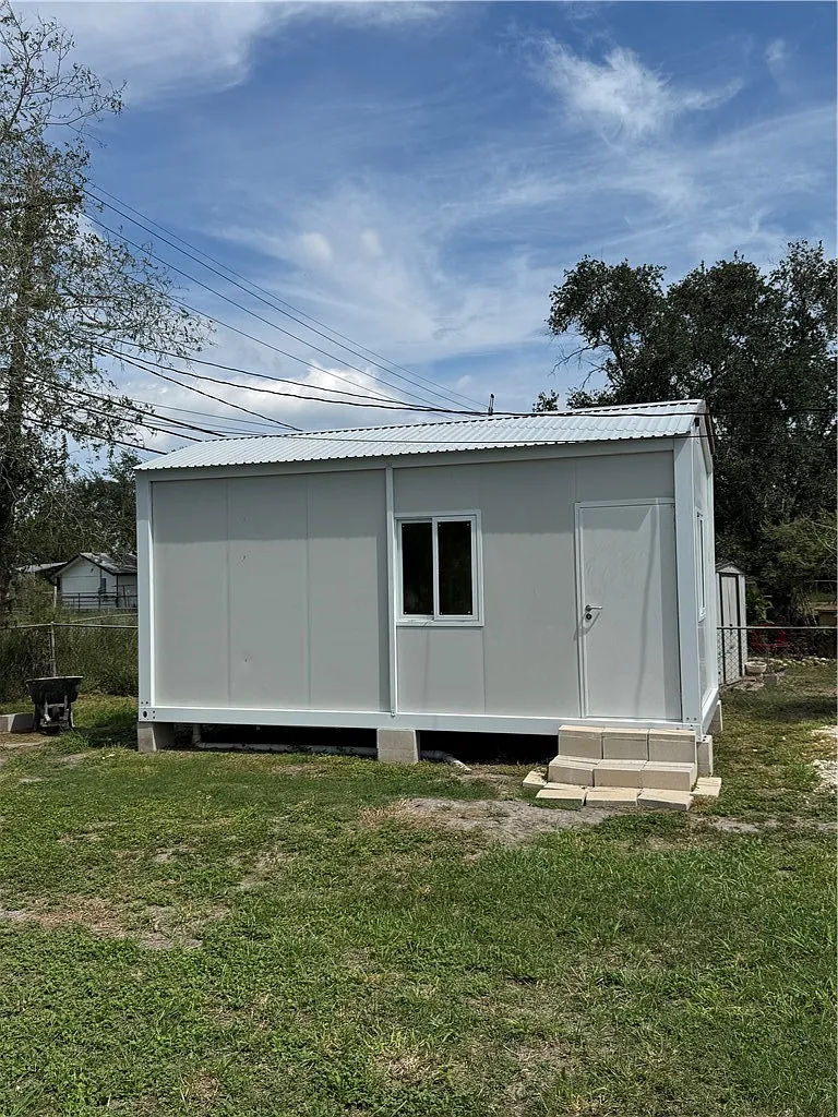 1 bed, 1.0 bath, 200 sqft, $850 — Photo 1