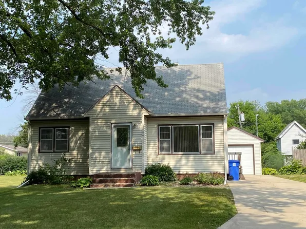 1106 Cedar St, Charles City, IA 50616