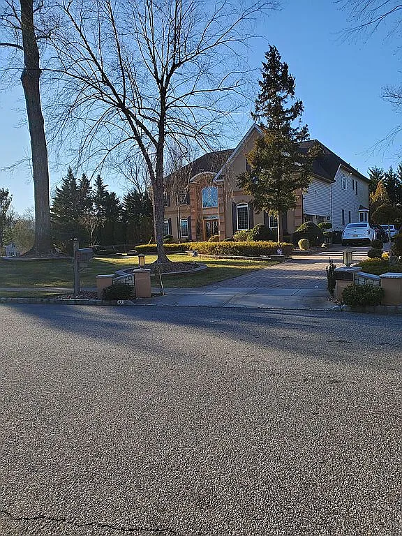 2 Lexington Ct photo 1