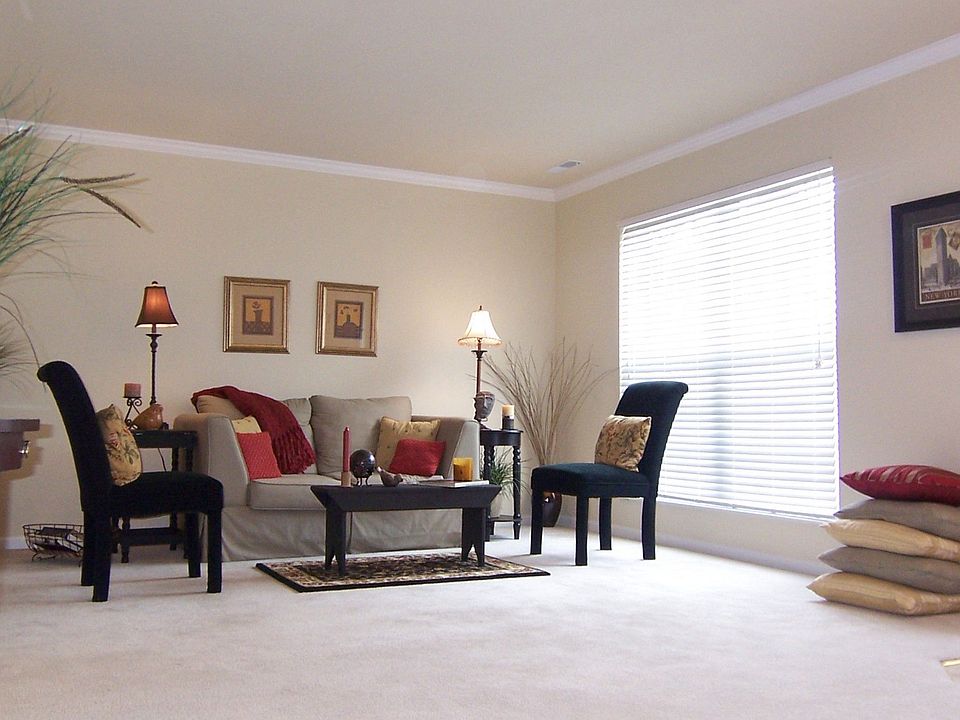Lots Of Light: Crown Molding