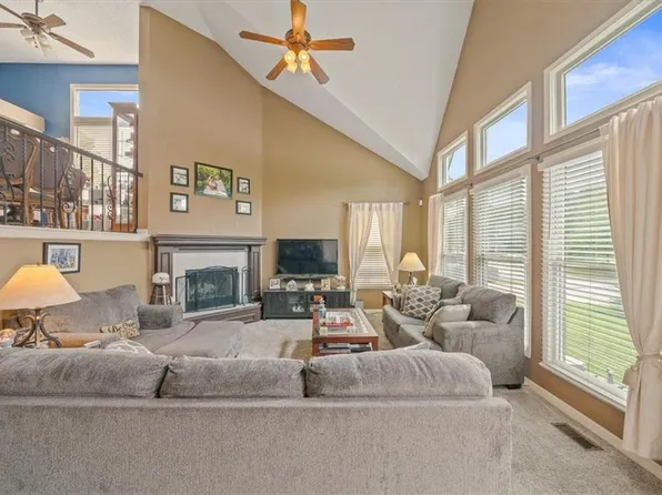 21712 W 54th St, Shawnee, KS 66226