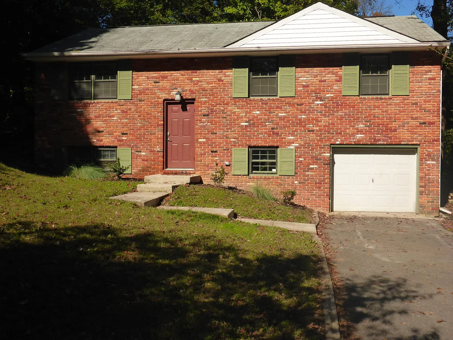 1044 Oak Tree Ln photo 1