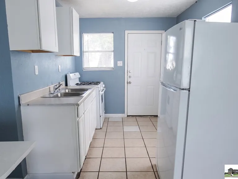 735 W Avenue B — Photo 4