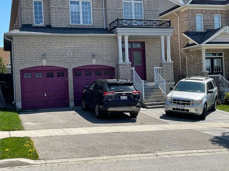 32 Herefordshire Cres — Photo 1