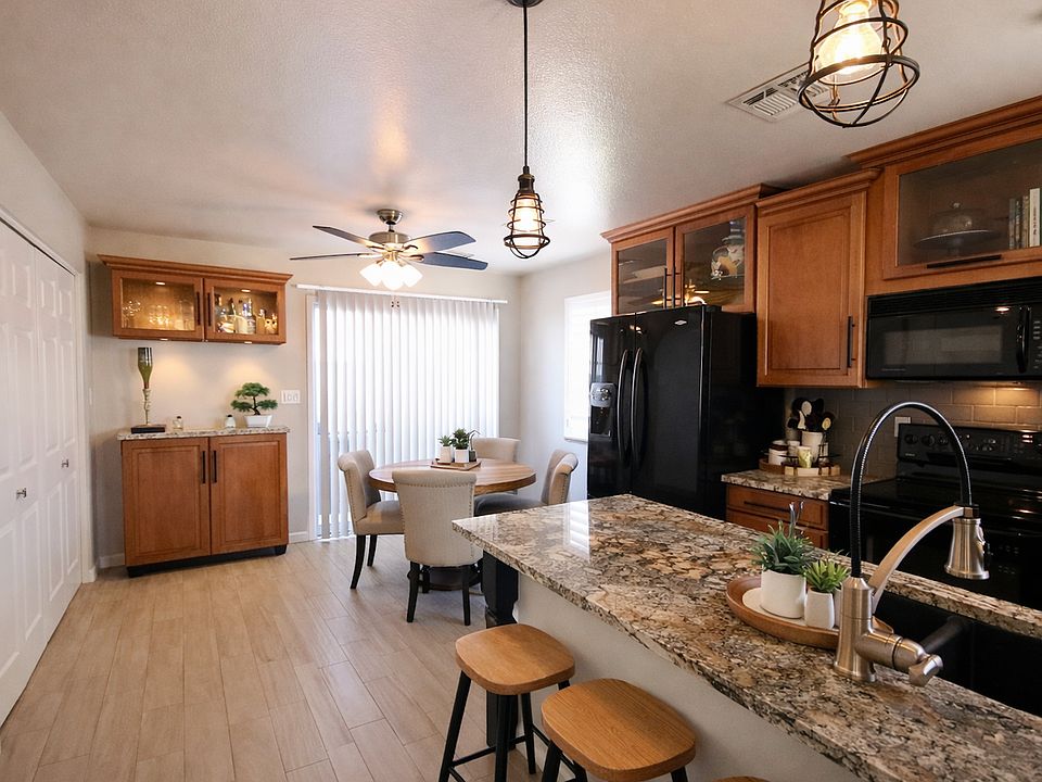 KITCHEN DINING AREA 147X122