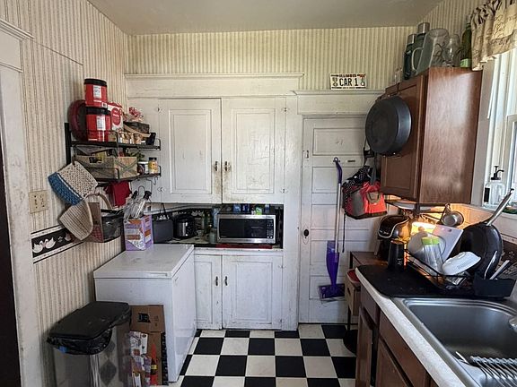 2nd image of 459 E Locust St