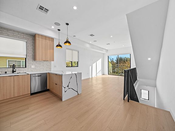 2nd image of 13841 Burbank Blvd