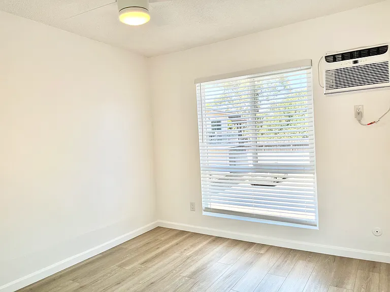 1401 Douglas St #13 — Photo 21
