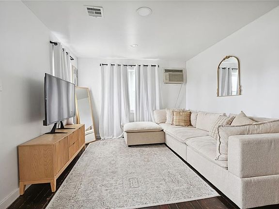 5th image of 1009 Moisant St