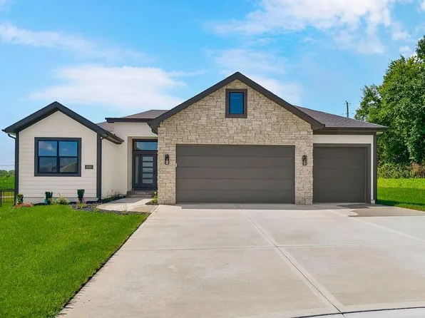 2233 SW Heartland Ct, Lees Summit, MO 64082