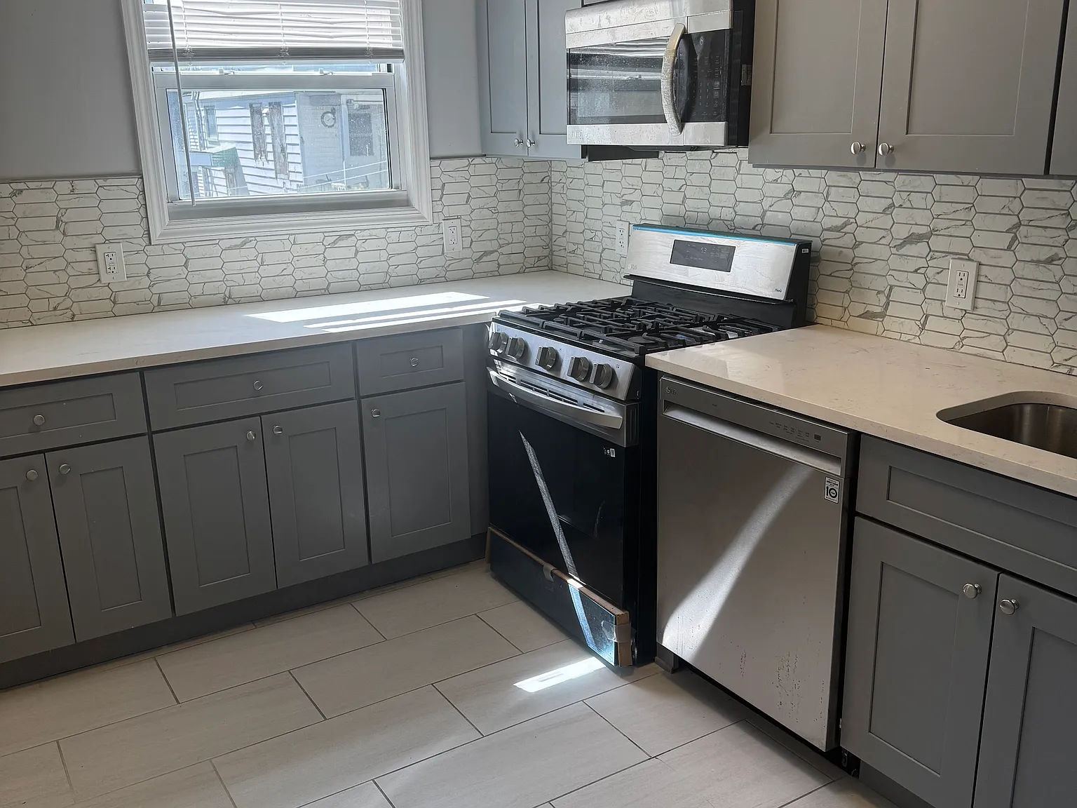 3 bed, 1500 sqft, $3,811 — Photo 1
