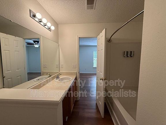 5th image of 212 Aderley Oak Loop