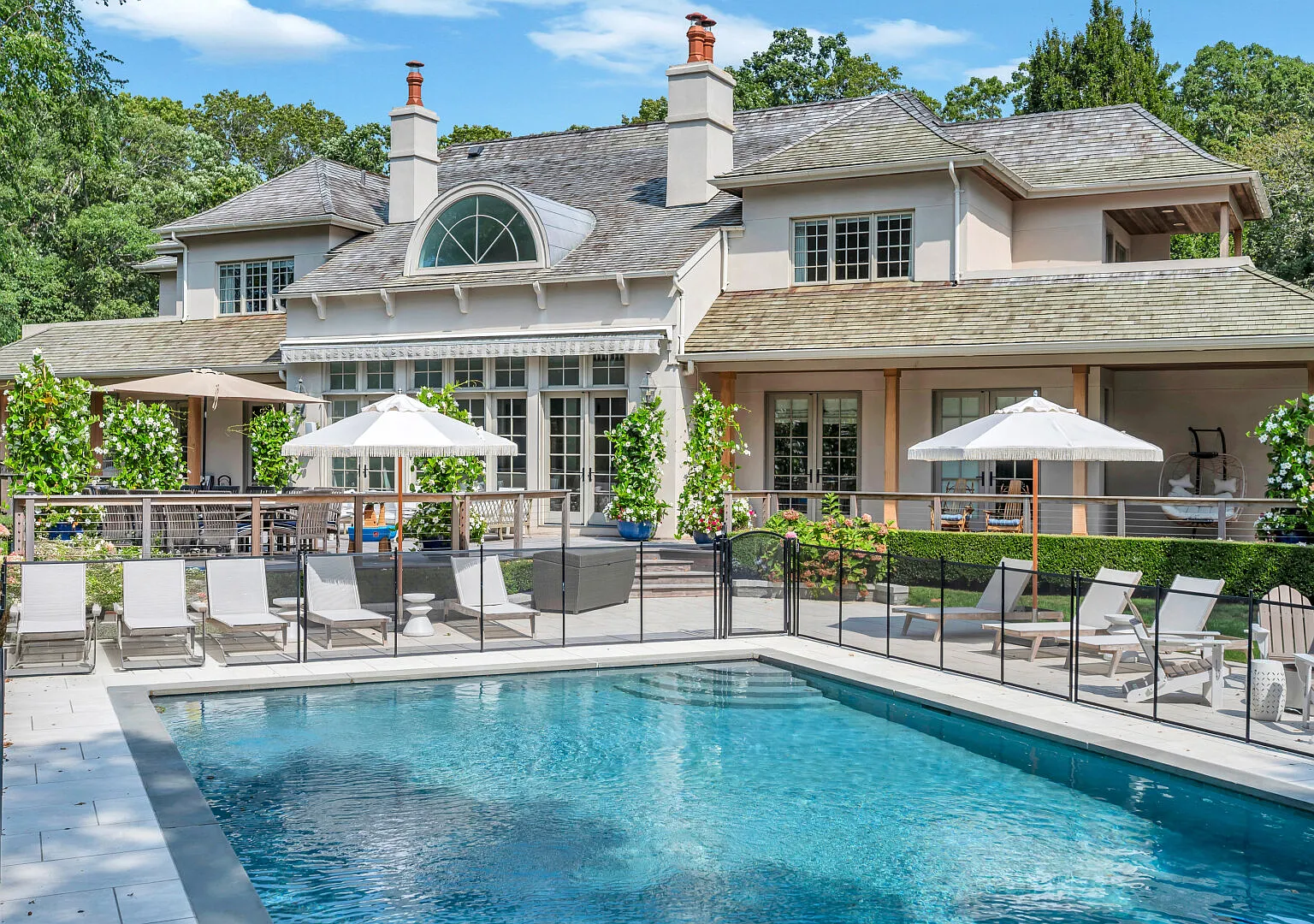 Spacious & chic Southampton estate with heated pool — Photo 1