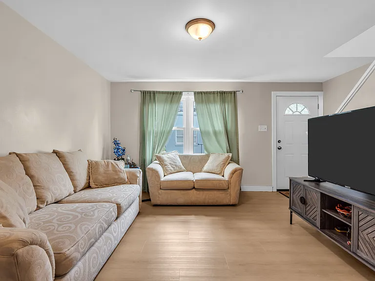 16 S Pear St #8 — Photo 4