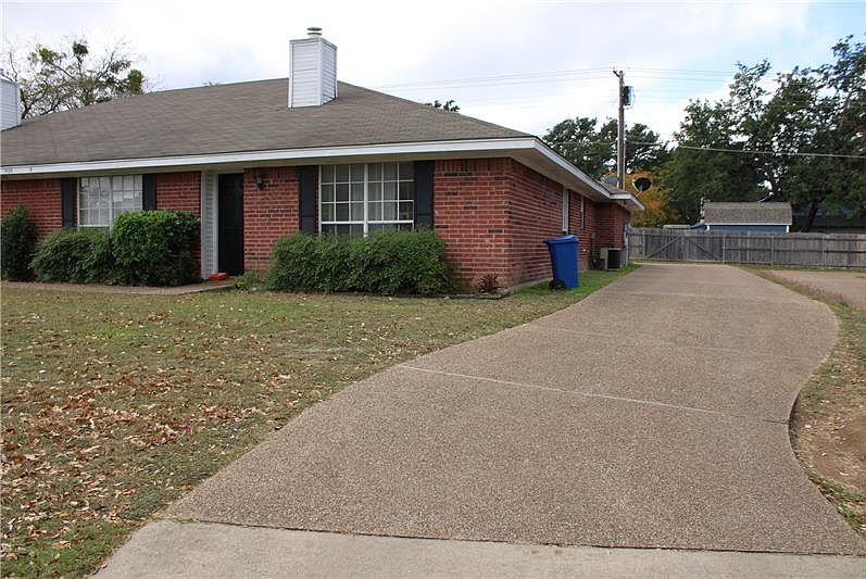 2nd image of 926 Briar Dr #B