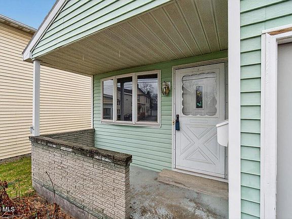 2nd image of 2507 Augustine Avenue