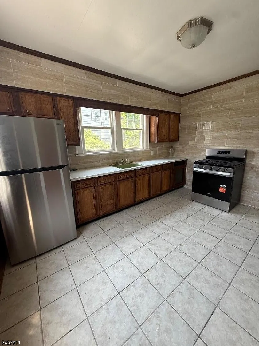 2 bed, 1.0 bath, $2,500 — Photo 2