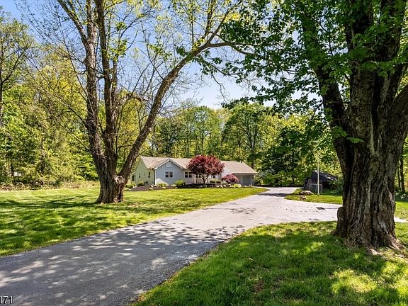 2nd image of 3 Laurel Pl