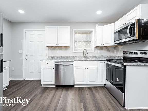 4th image of 3425 Pinehill Dr