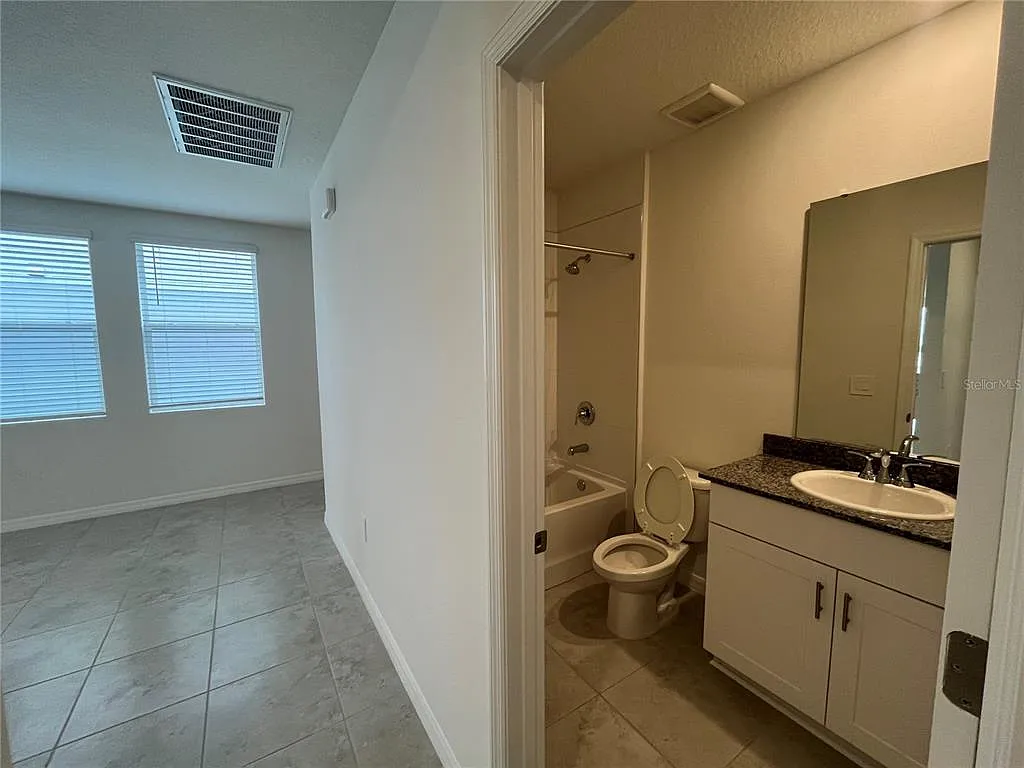 3 bed, 2.0 bath, 1483 sqft, $1,900 — Photo 3